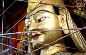Gold-plating Statue of Master Tsongkhapa